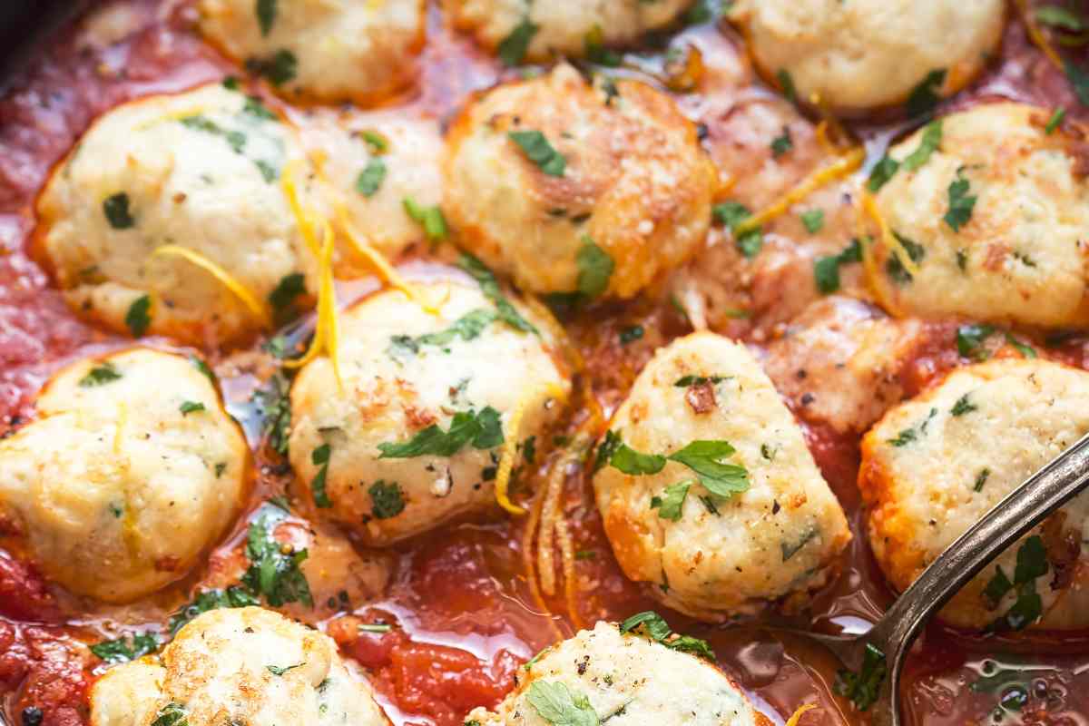 polpette di ricotta al sugo con aromi