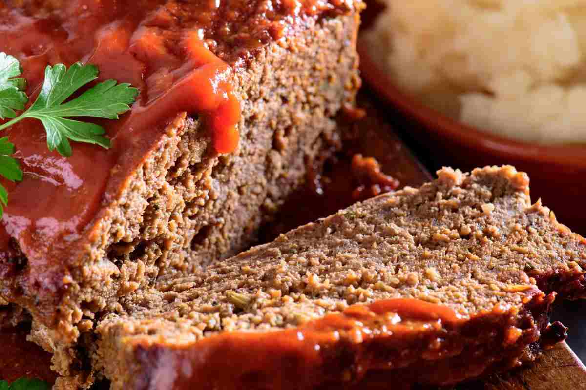fette di polpettone glassato con ketchup