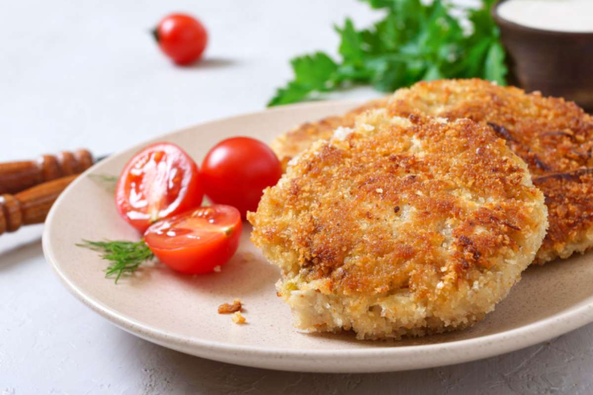 pomodori fritti in un piatto