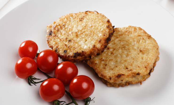 pomodori fritti dorati in un piatto bianco