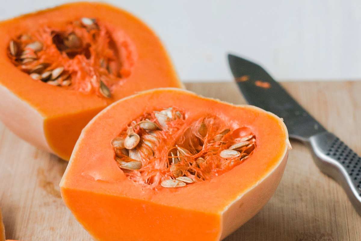 zucca tagliata a metà e coltello