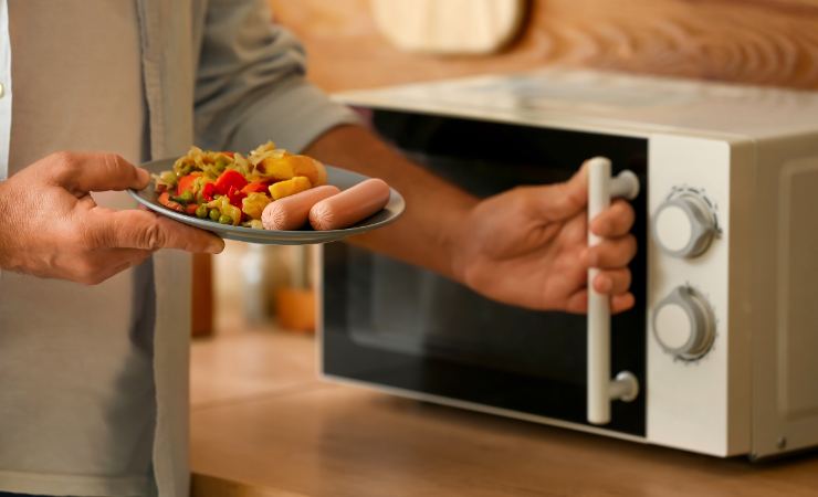 mettere cibo nel microonde