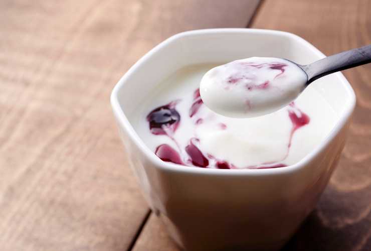 vasetto di yogurt con la frutta