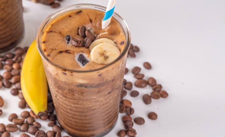 bicchiere di banana coffee con cannuccia
