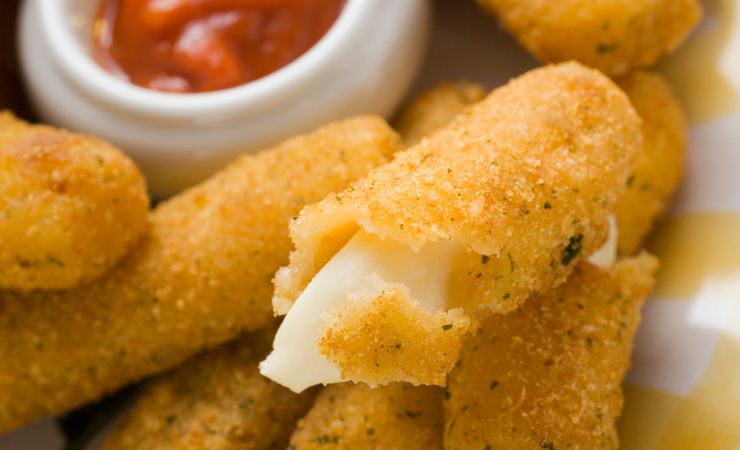 stick di mozzarella fritti con ketchup
