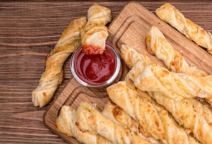 girelle a bastoncini di sfoglia e mortadella con ketchup