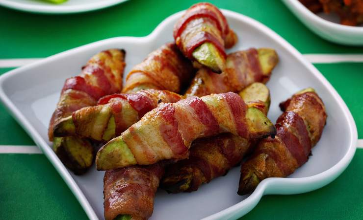 piatto di bastoncini di zucchine avvolti nella pancetta
