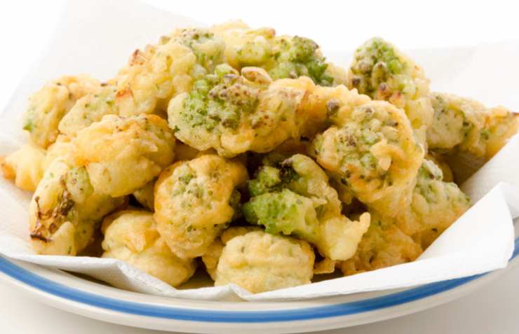 bocconcini di broccoli fritti in piatto con tovagliolo