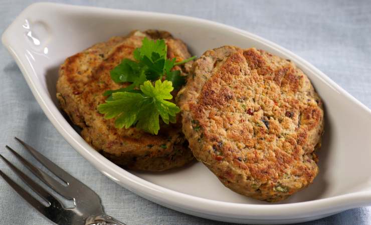 vassoio con burger vegani e prezzemolo