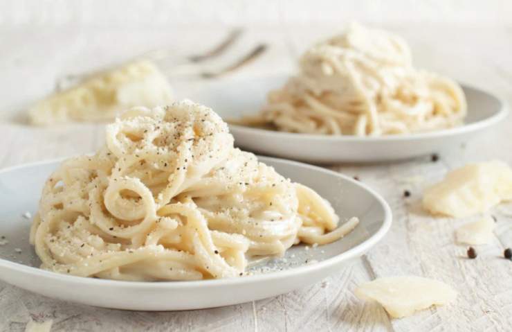 piatto di pasta condita con cacio pepe e panna