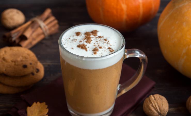cappuccino alla zucca con vicino zucca noci biscotti cannella