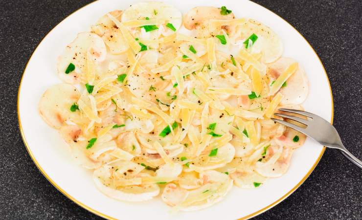 piatto di carpaccio di funghi con parmigiano