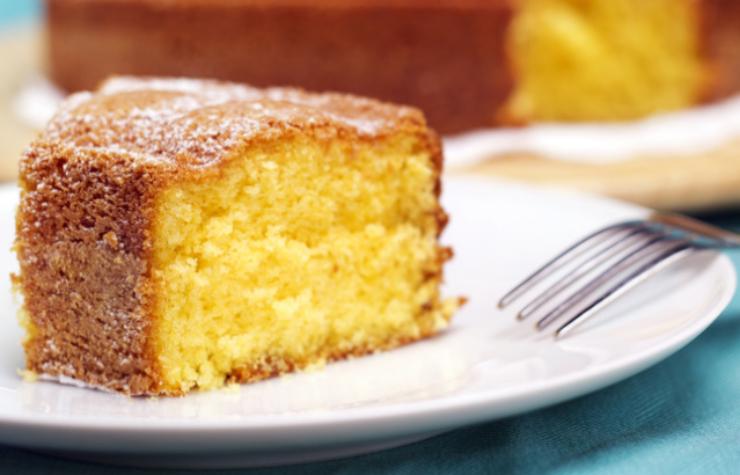 fetta di ciambellone soffice in un piatto con forchetta