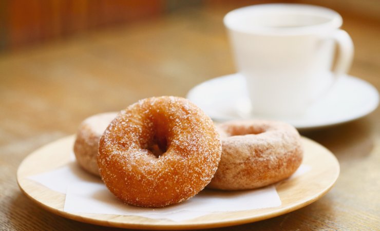 piattino di ciambelle e tazzina