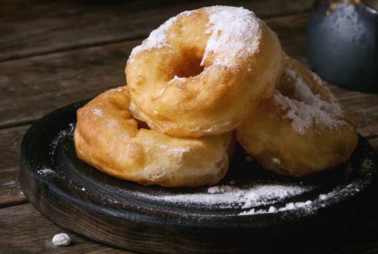 ciambelle dorate e soffici con zucchero a velo