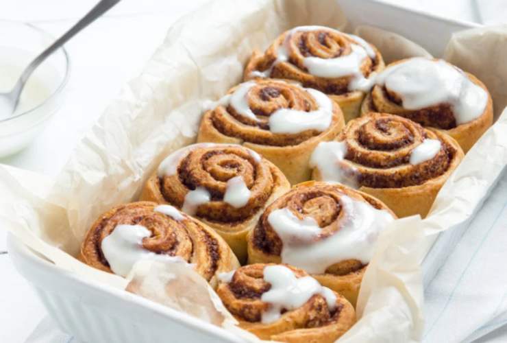 cinnamon rolls cotte in forno con glassa di zucchero