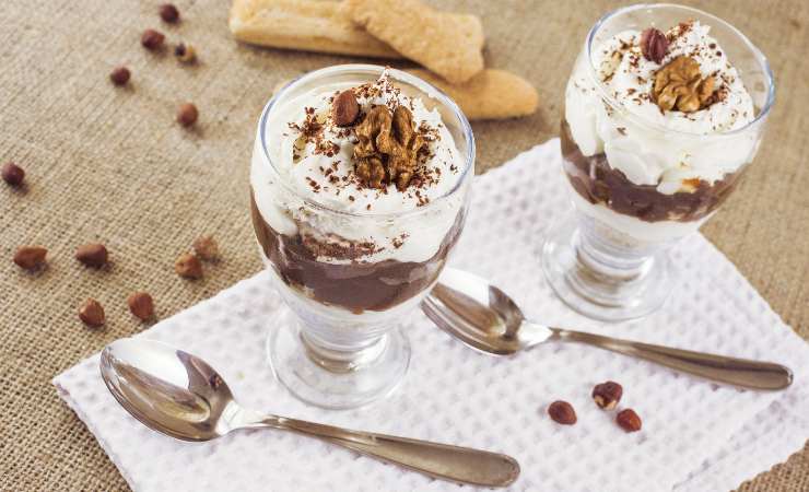 coppette variegate con panna e cioccolato