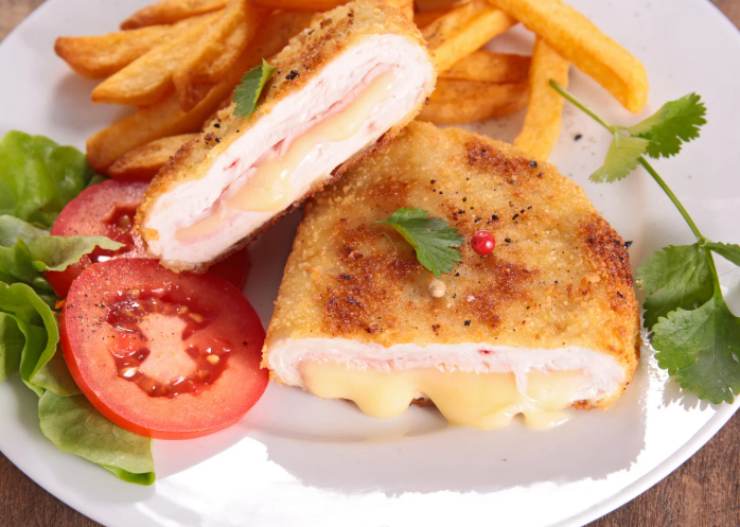 cordon bleu di pesce con formaggio filante in un piatto