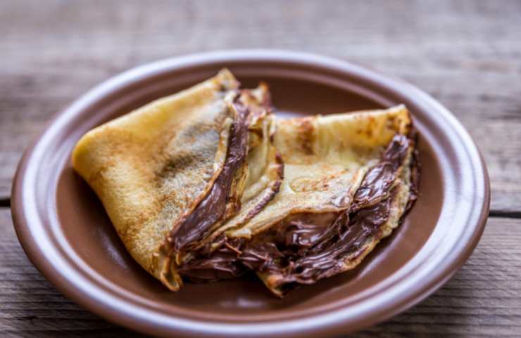 crepes light al cioccolato fondente in un piatto marrone 