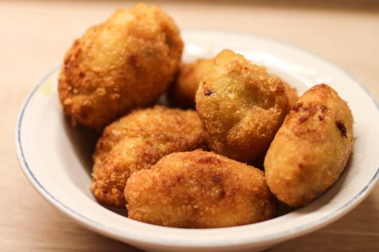 crocchette di ricotta dorate in un piatto