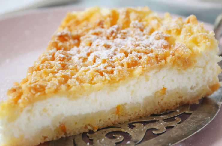 fetta di crostata dorata con ripieno di ricotta