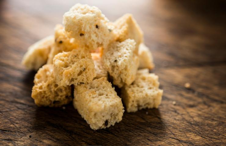 crostini dorati su tavolo di legno
