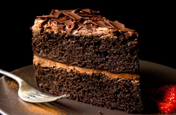 fetta di torta al cioccolato con crema