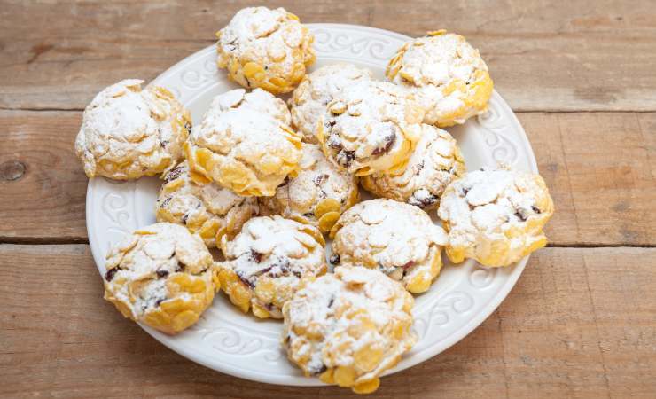 piatto di biscotti con corn flakes e uvetta