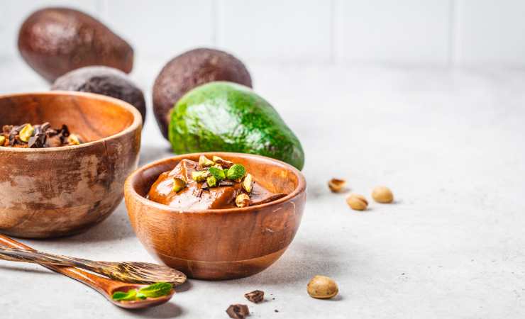 ciotoline di mousse di avocado sul tavolo