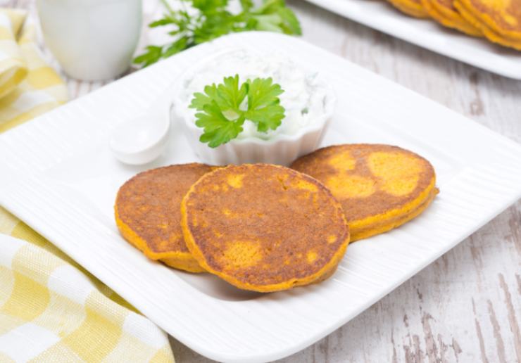 focaccine di zucca salate in un piatto con crema bianca