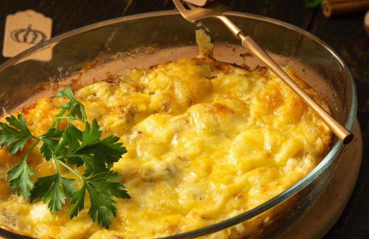 primo piano di una frittata di zucca dorata