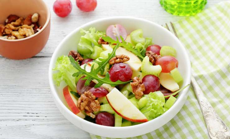 scodella di insalata con uva, noci e mele