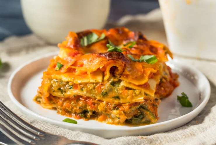 fetta di lasagna con crema di peperoni