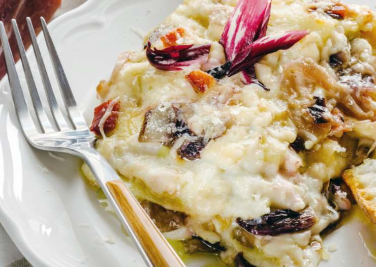 fetta di lasagna al radicchio in un piatto con forchetta