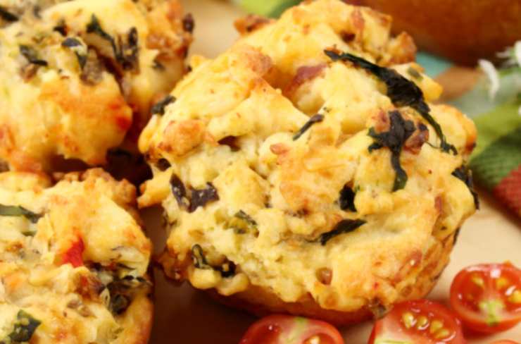 primo piano di muffin salato di melanzane
