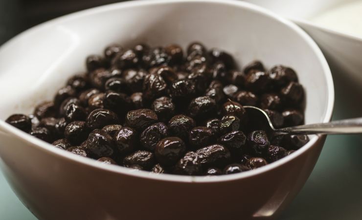 scodella di olive nere schiacciate