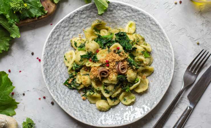 piatto di orecchiette con cime di rapa acciughe e pangrattato