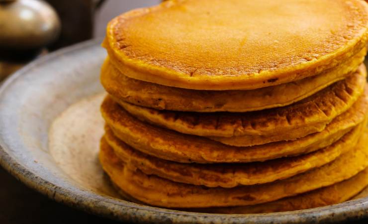 piatto con pancake al pomodoro