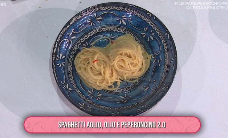 piatto di spaghetti aglio, olio e peperoncino