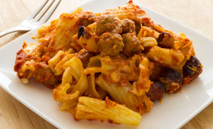 piatto di pasta al forno con polpette 