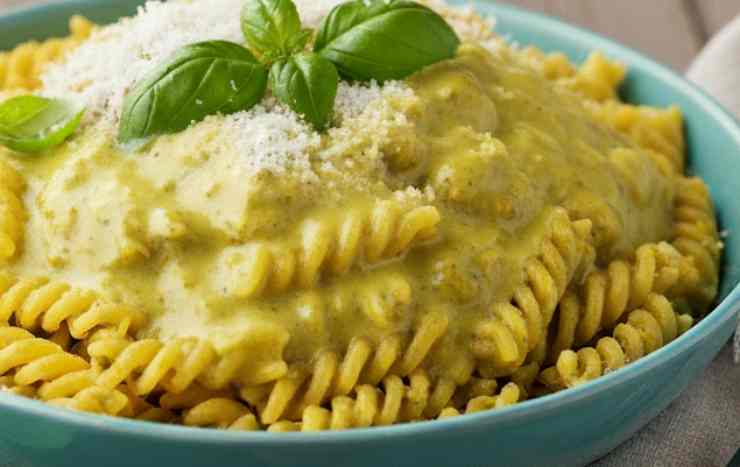 fusilli con crema di pomodorini gialli e pecorino