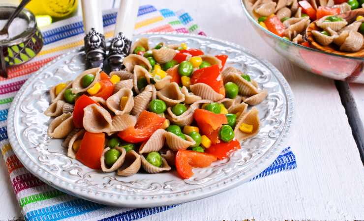 piatto di pasta con piselli mais e peperoni