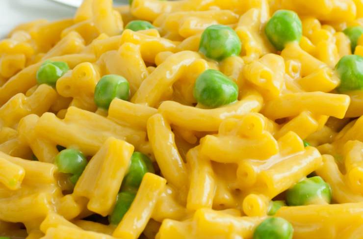 primo piano di pasta cremosa con patate e piselli