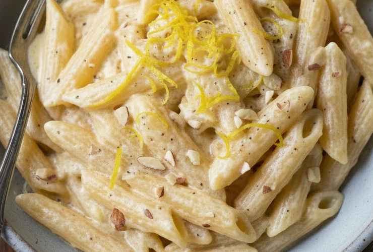 pasta cremosa con limone grattugiato e mandorle
