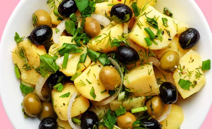 piatto di patate olive e prezzemolo