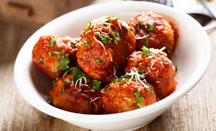 scodella di polpette al sugo