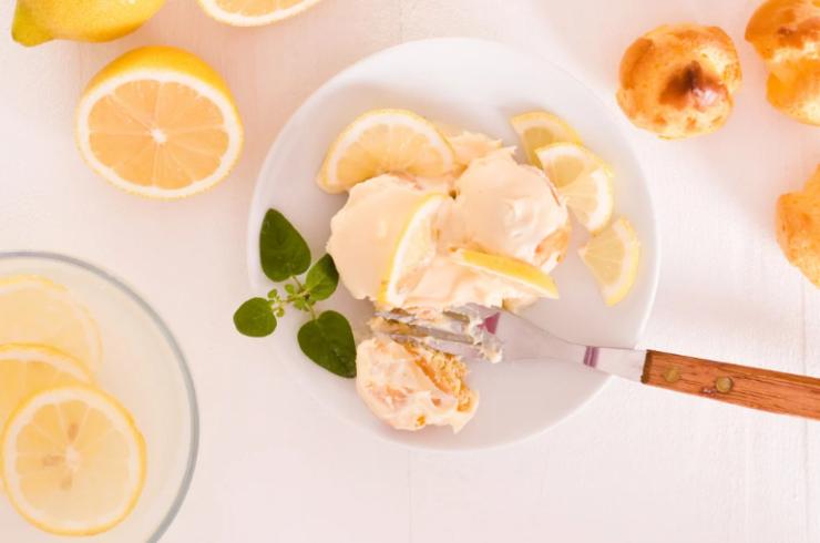 profiteroles al limone cremosi in piatto con forchetta