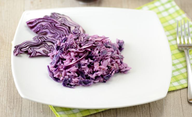 piatto di risotto con cavolo cappuccio viola su tovaglietta