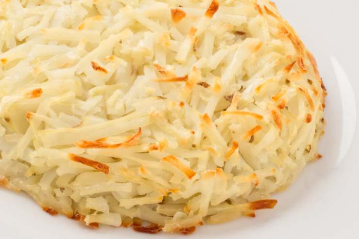 rosti al cavolfiore dorato in un piatto