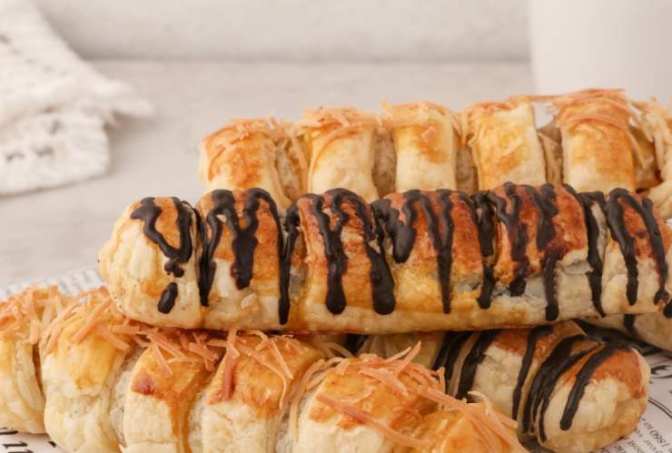 rotoli di pasta sfoglia ripieni di banane